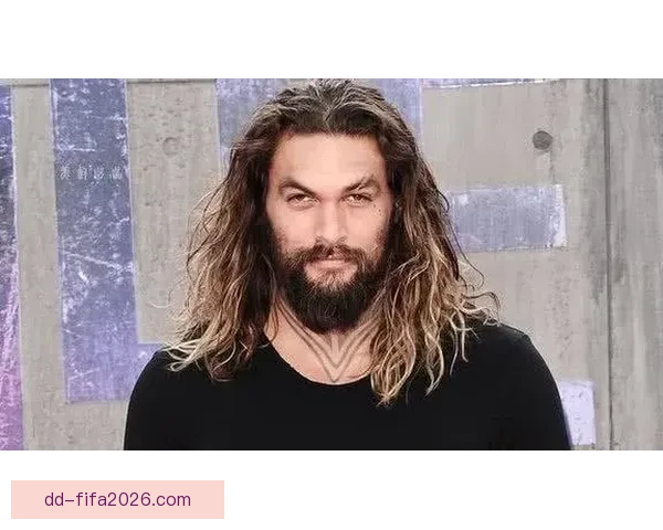 哇海王杰森莫玛昨晚现身老特拉福德 穿曼联球衣现场观战引球迷热议 哇海王杰森莫玛昨晚现身老特拉福德 穿曼联球衣现场观战引球迷热议